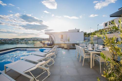 Holiday home Olive Exclusive - 8 people, heated pool, Okrug Gornji, sea view