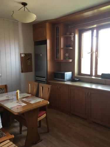 kuchnia ze stołem i kuchnia z oknem w obiekcie Wygodny Apartament w mieście Gdynia