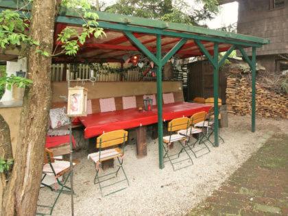 Un restaurante o sitio para comer en Gästehäuser Anni Ehrndorfer