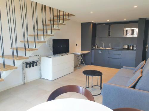 - un salon avec un canapé bleu et un escalier dans l'établissement DUPLEX CENTRE MER 505, à Nice