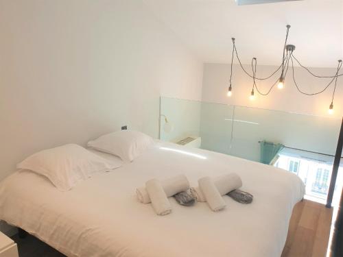une chambre avec un lit blanc avec des serviettes dessus dans l'établissement DUPLEX BALCON CENTRE MER 504, à Nice