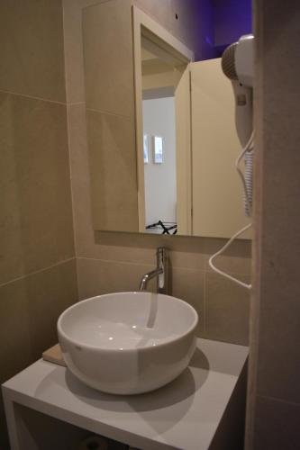 a bathroom with a sink and a mirror at Gatto Bianco Duchessa in Bari