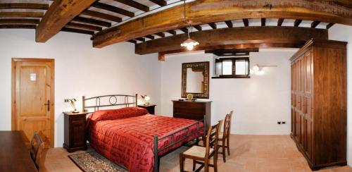 1 dormitorio con 1 cama, mesa y sillas en Agriturismo Le Case, en Pietralunga
