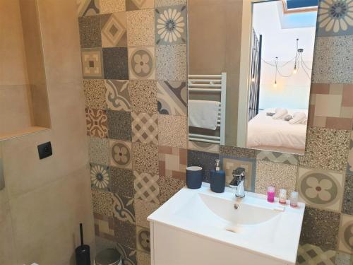 une salle de bain avec un lavabo et un miroir dans l'établissement DUPLEX BALCON CENTRE MER 504, à Nice