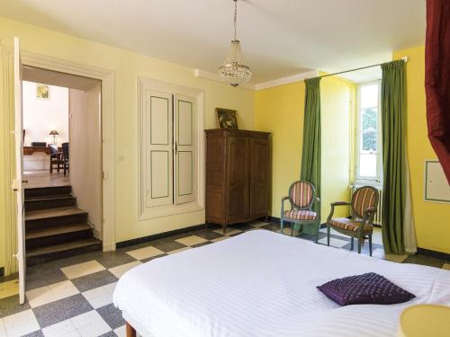 Ένα ή περισσότερα κρεβάτια σε δωμάτιο στο Cottage in Chaleix near Forest & Lake