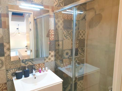 une salle de bain avec un lavabo et une douche dans l'établissement DUPLEX CENTRE MER 505, à Nice