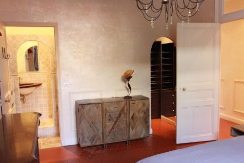 Cette chambre comprend une commode avec un vase. dans l'établissement spacieux Rue d'Antibes, à Cannes