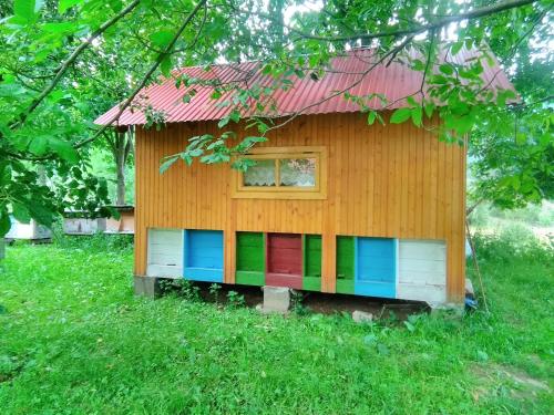 a small house with a red roof at Відпочинок у Карпатах, мінеральні ванни, банний Чан! in Verkhniy Bystryy