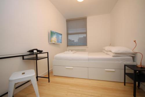 Ванная комната в Camden Town Spacious 2 Bedroom Apartment - Sleeps 5 guests!