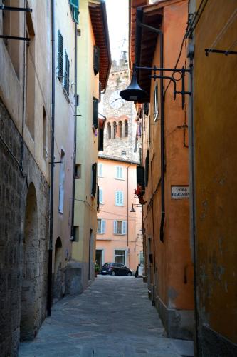 an alley with buildings and a car on a street at Casa Vicolo delle Chiavi in Poggibonsi