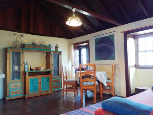 Casas las Gemelas VIEWPOINT! في Garafía: غرفة مع غرفة نوم مع طاولة وكراسي