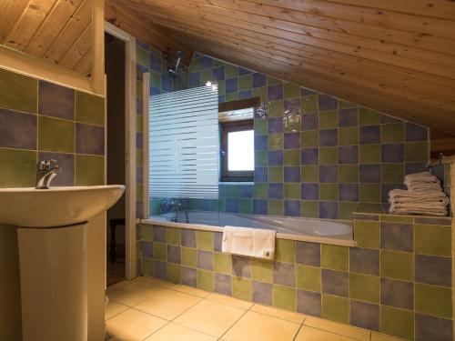 un bagno con vasca e lavandino di Cottage in Chaleix near Forest & Lake a Chaleix