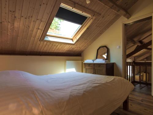una camera da letto con un letto grande e una finestra di Cottage in Chaleix near Forest & Lake a Chaleix