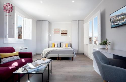 un salon avec un lit et un canapé dans l'établissement eulalia32, à Cagliari