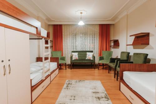 トラブゾンにあるNAZLI Apartmentの病院(ベッド、椅子付)