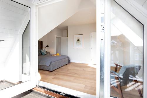 Habitación con cama y ventana de cristal. en Hampden Apartments - The Richard en Windsor