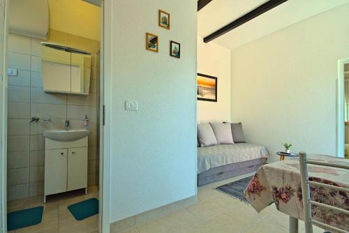 een badkamer met een wastafel en een bed in een kamer bij App Klabot *** in Umag