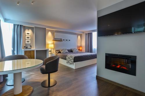  Hotel Panorama -  Room  picture :    Minibar    Shower    Bath                            