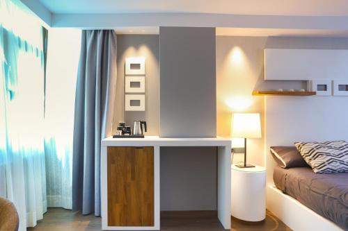  Hotel Panorama -  Room  picture :   Minibar    Shower    Bath                           