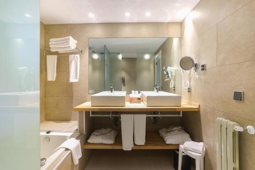  Hotel Panorama -  Room  picture :   Minibar    Shower    Bath                           