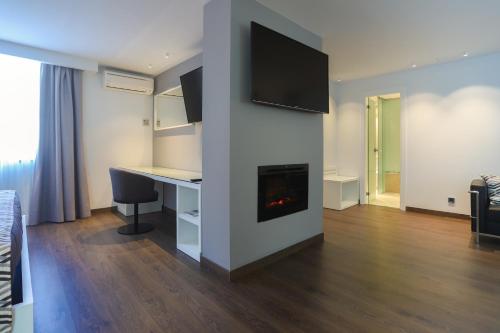  Hotel Panorama -  Room  picture :   Minibar    Shower    Bath                           