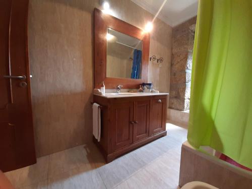 y baño con lavabo y espejo. en Casa do Cerrado en Montalegre