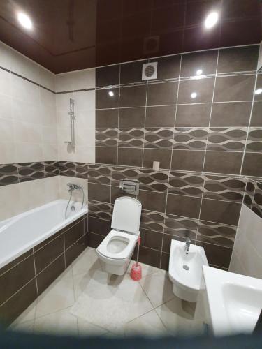 ein Badezimmer mit einem WC, einer Badewanne und einem Waschbecken in der Unterkunft вулиця Дмитра Іващенка Апартаменти in Luzk