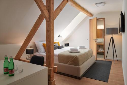 een slaapkamer met een bed en een bureau in een kamer bij Pension Kristian in Český Krumlov