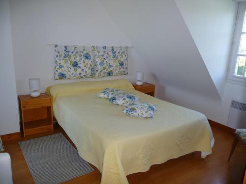 a small bedroom with two beds and two windows at LE BOUT DE LA VILLE in Hirel