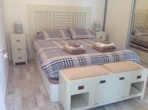 1 dormitorio con 1 cama con 2 toallas en De Luxe Apartment South Tenerife, en Costa del Silencio