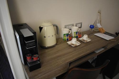 a desk with a coffee maker and a blender on it at Gatto Bianco Duchessa in Bari