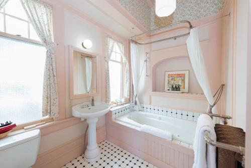 Bathroom sa Beaconsfield Bed and Breakfast - Victoria