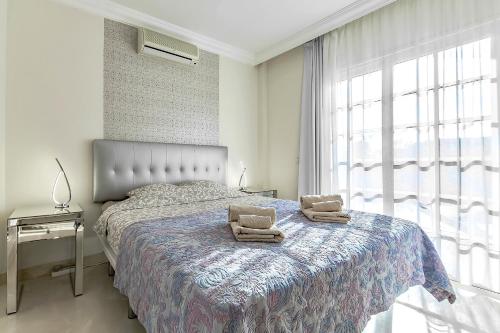 アデへにあるApartment in area Del Duque with spacious terraceのベッドルーム1室(枕2つ付)