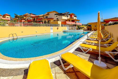 Bazén v ubytovaní Apartment with large terrace in Terrazas del Duque alebo v jeho blízkosti