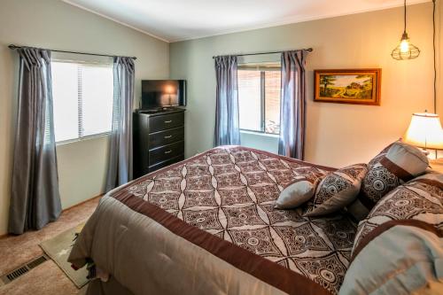 1 dormitorio con 1 cama con almohadas y TV en Yosemite Cabin en Wawona
