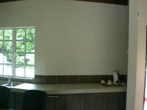 una cocina con fregadero y encimera en CH Green Stay Resort Apartment, en Cameron Highlands