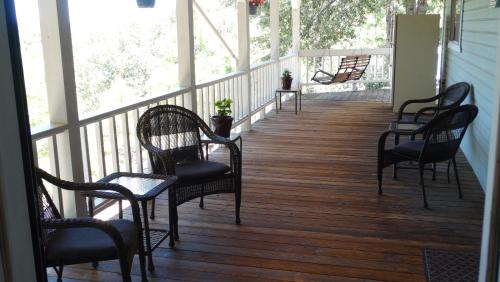 una fila di sedie seduta su un portico di Berkshire Inn a Groveland