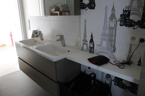 bagno con lavandino e specchio di CASA Victoria a Kuringen