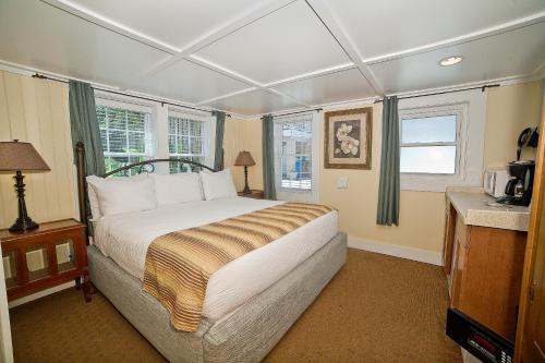 a bedroom with a large bed in a room at Georgianne Inn & Suites check in 212 Bulter Ave in Tybee Island