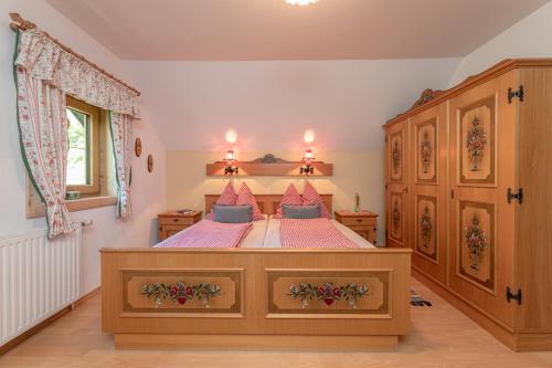 A bed or beds in a room at Tom's Jägerlodge