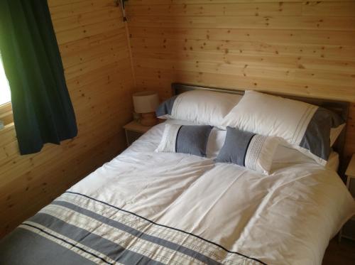 Llit o llits en una habitació de Orme View Lodges