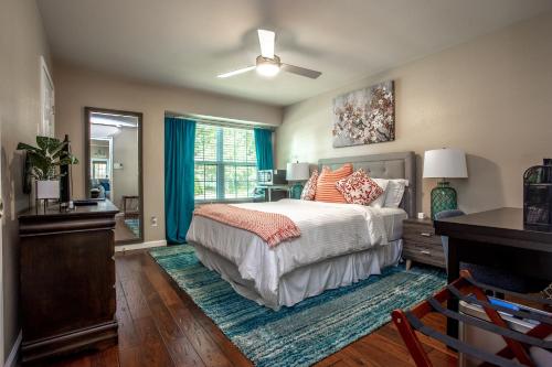 1 dormitorio con cama, escritorio y ventana en Comfortable, Family and Business Friendly 2BD/2BA House in North Austin, en Austin