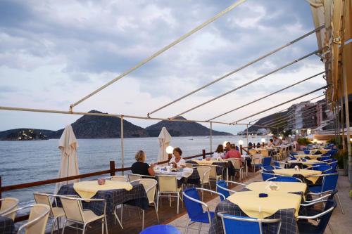 a group of people sitting at tables on a cruise ship at Hotel Solon in Tolo