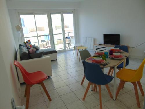 Televisyen dan/atau pusat hiburan di appartement vue sur mer