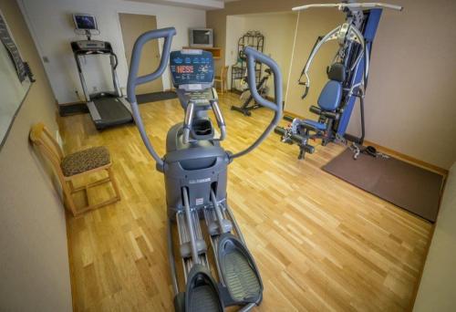 Woodland Inn健身房和／或健身器材