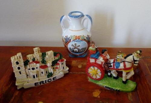 a toy figurine of a horse and carriage and a vase at Appartamento Scarlatti in Trapani