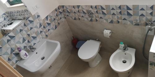 a small bathroom with a toilet and a sink at Appartamento Scarlatti in Trapani