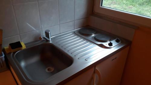 プルチャニにあるVila Ruškaのシンクとコンロのあるキッチン