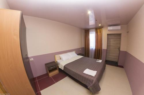 - une petite chambre avec un lit et une fenêtre dans l'établissement Maldives, à Vapniarka