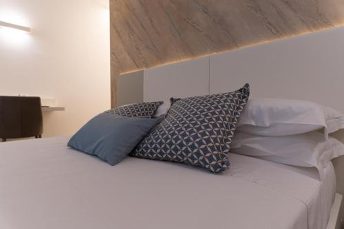 Una cama o camas en una habitación de Marty Luxury B&B